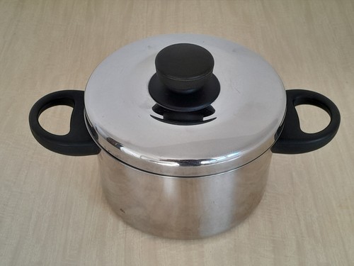 Kleiner edelstahltopf mit - 1,